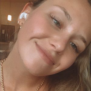 Meet your Posher, Monique